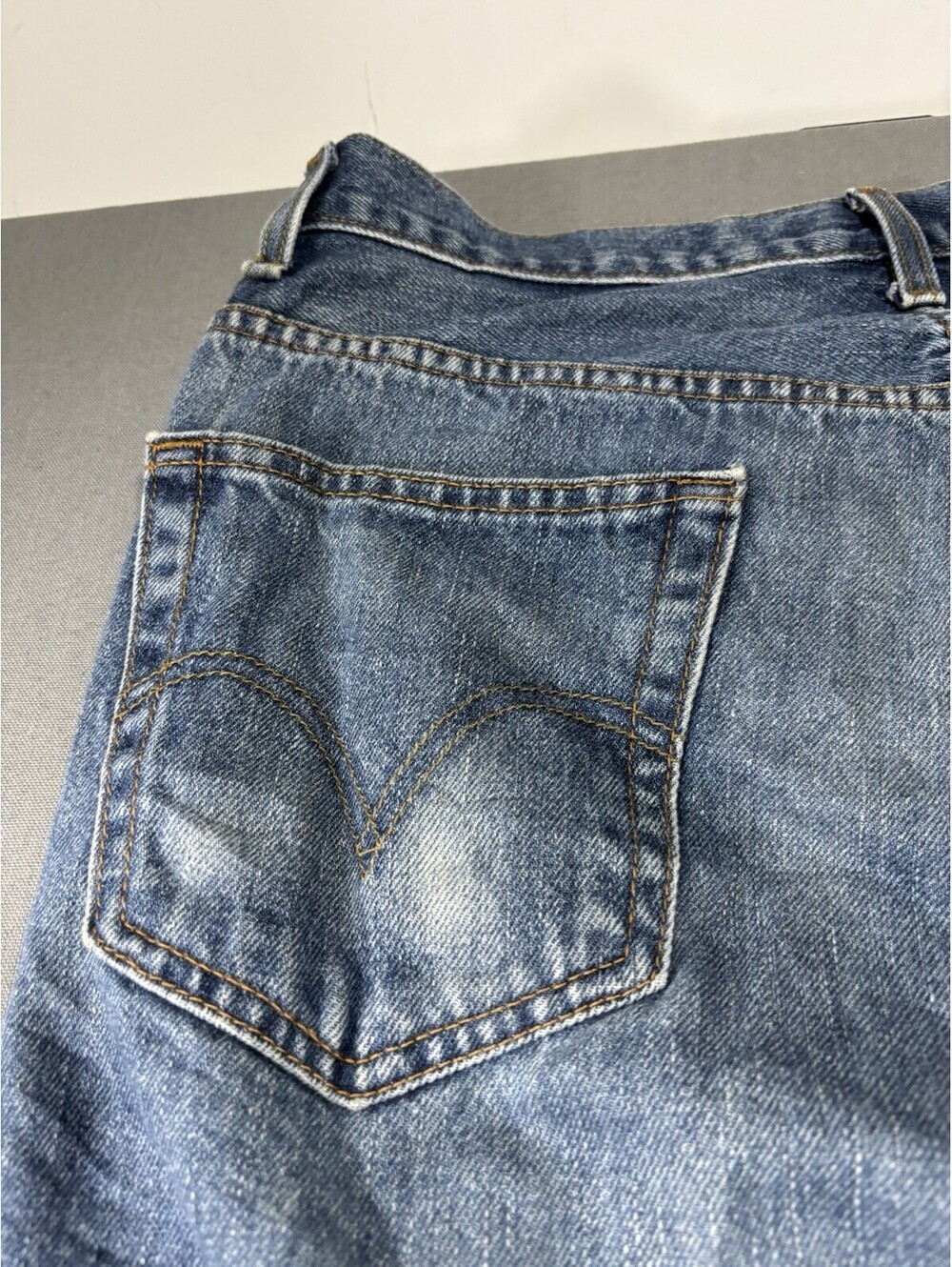 Levi's Jeans Mens Size 36x30 Blue 505 Regular Fit Straight Leg Medium Wash Denim - Picture 13 of 15